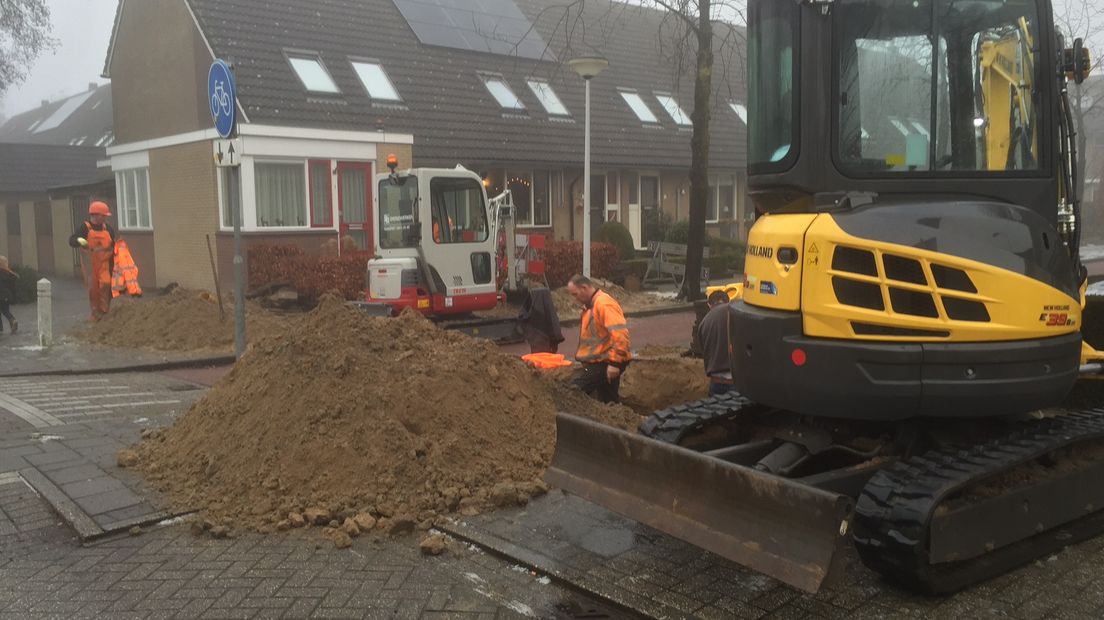 Het was voor honderden mensen in Ede een koud nachtje. In de wijk Maandereng zitten dertien straten zonder gas. Liander werkte de hele nacht door aan een oplossing. De oorzaak van de storing blijkt nu te liggen bij een leiding onder de oprit van de A12, laat de gemeente weten. Ook deze zondag is Liander nog druk in de weer.