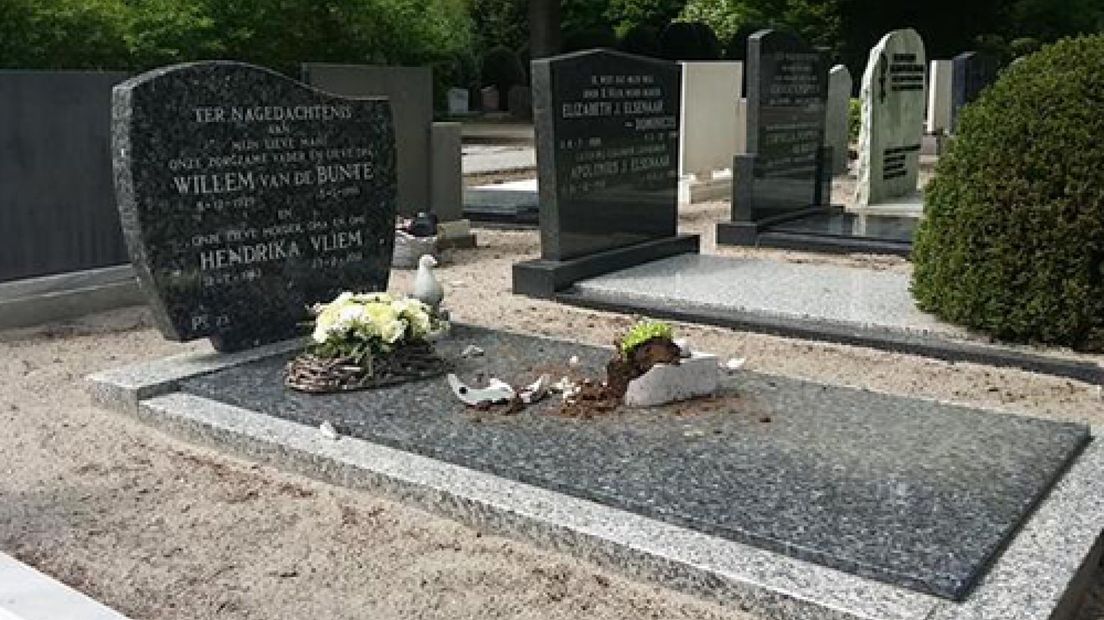 Aan zeker twaalf graven op begraafplaats Oostergaarde in Harderwijk zijn vernielingen aangericht.