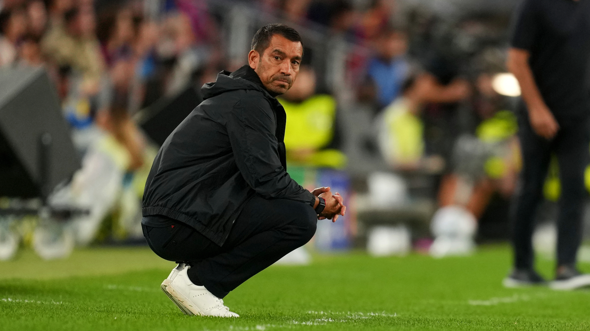 Giovanni van Bronckhorst kijkt toe hoe zijn ploeg verliest van FC Barcelona