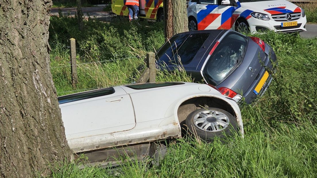 Auto's in de sloot in Bennekom.