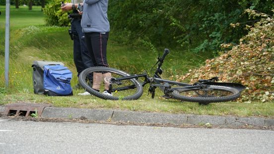 Mountainbiker gewond bij botsing met auto in Marwijksoord. Mountainbiker gewond bij botsing met auto in Marwijksoord.