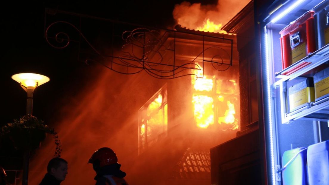 Brand woedt in pand boven een leegstaande winkel.