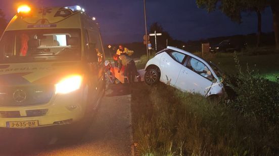 Wielrenners gewond • beschadigde auto in sloot