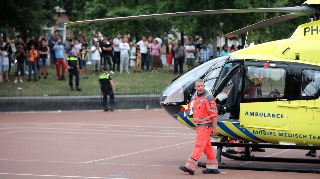 De traumahelikopter trekt veel bekijks in Den Haag