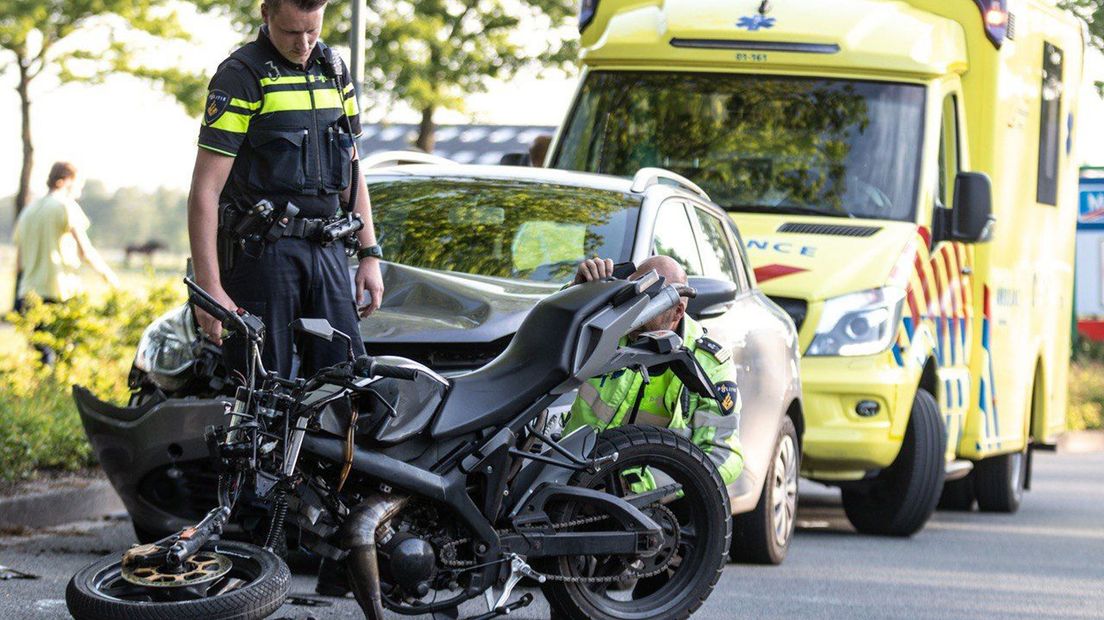 Zowel de brommer als auto raakte fors beschadigd.