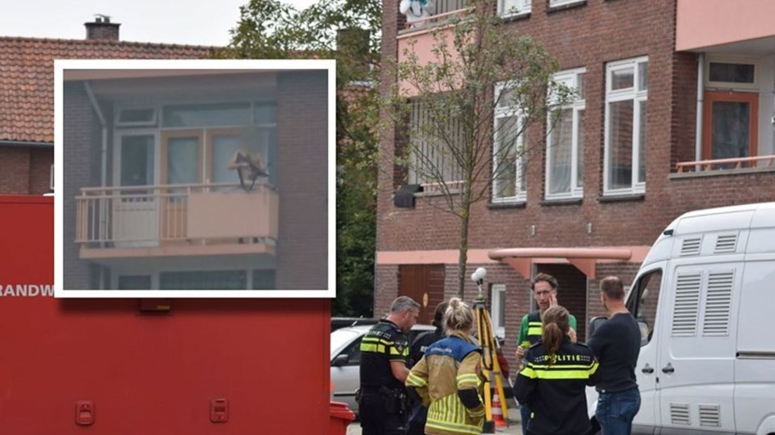 De verdachte met kruisboog op het balkon van zijn flat