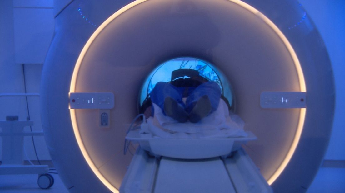 Filmpje kijken in de MRI-scan van ZorgSaam, voor mensen met claustrofobie