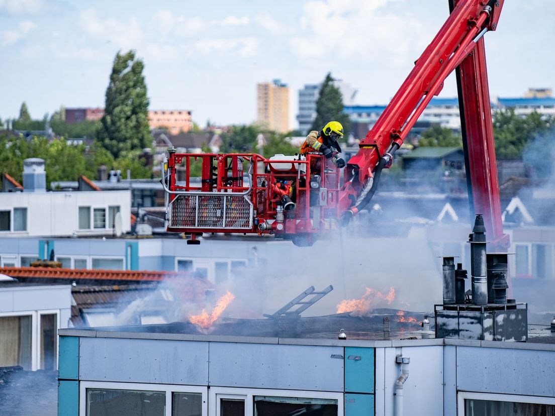 Vlammen op het dak een brand aan de Ruilstraat in Rotterdam-West