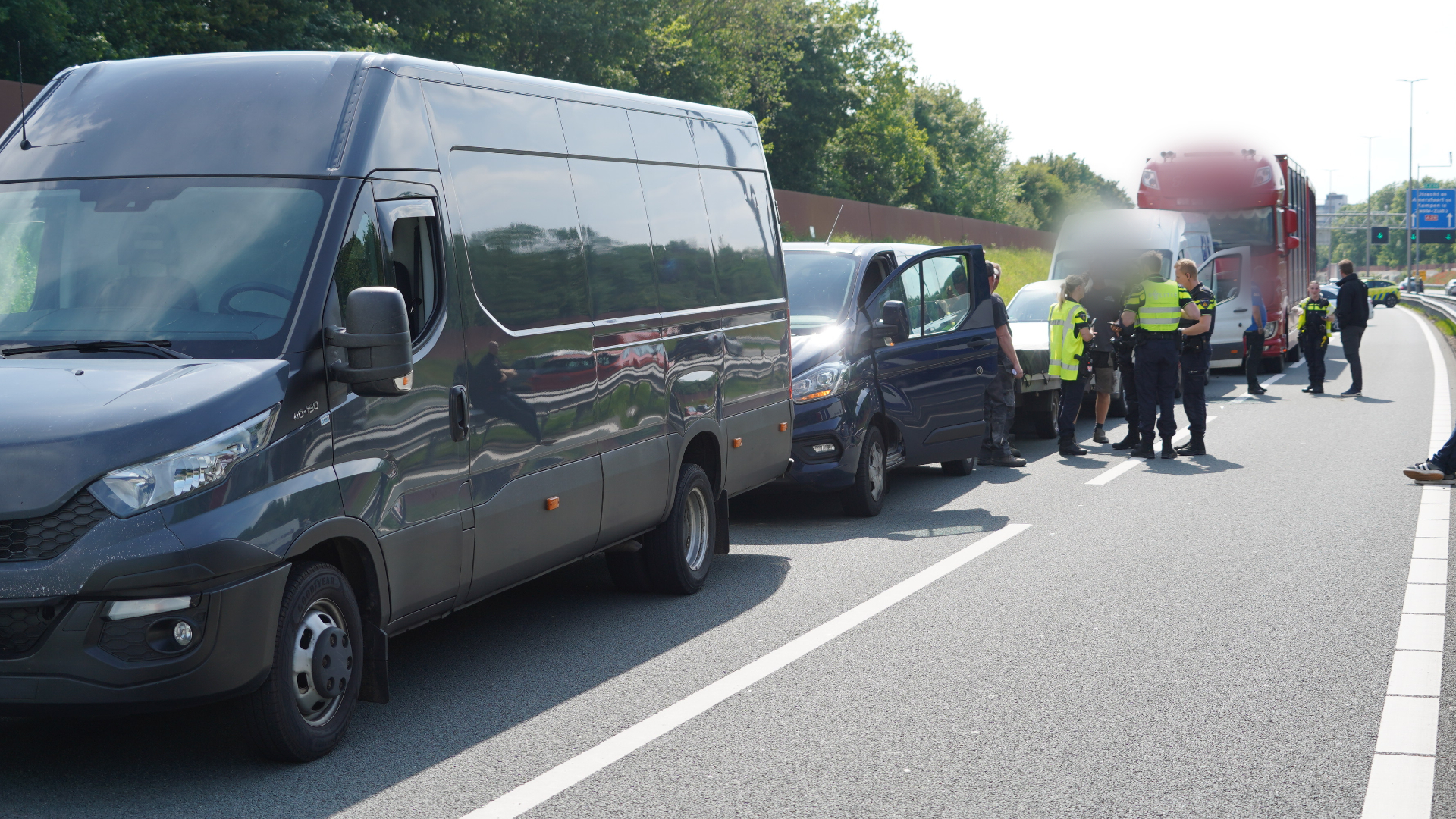 Uur vertraging na botsing op A28 | Scooterrijder ernstig gewond.