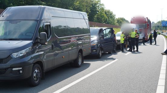 Uur vertraging na botsing op A28 | Scooterrijder ernstig gewond. Uur vertraging na botsing op A28 | Scooterrijder ernstig gewond.