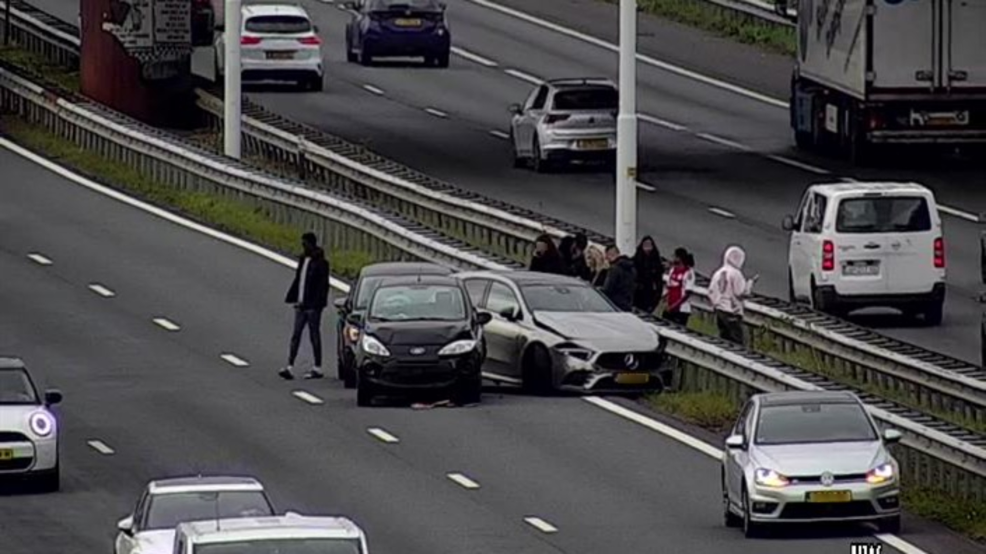 Lange file in avondspits door ongeluk met drie autos.
