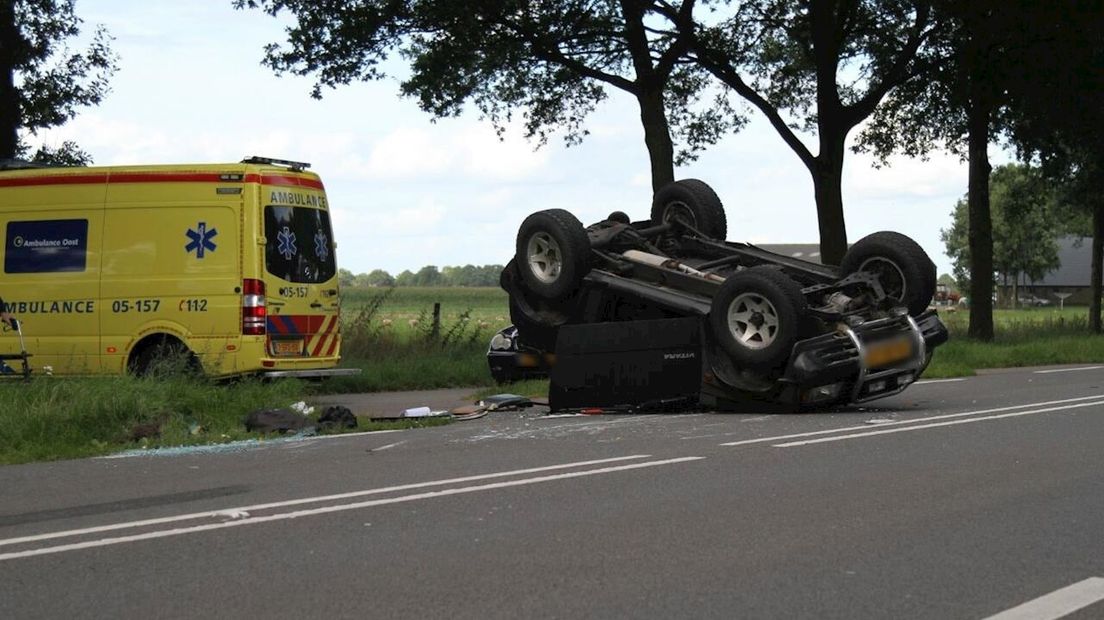 Auto over de kop in Vroomshoop