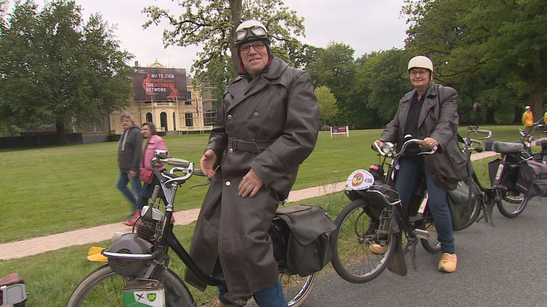 Oosterbeek is deze zaterdag overspoeld met solexen. Van heinde en verre kwamen liefhebbers naar het dorp om met hun gemotoriseerde fiets het 70-jarig bestaan van Solex in Nederland te vieren. En daar hoorde ook een wereldrecordpoging bij.