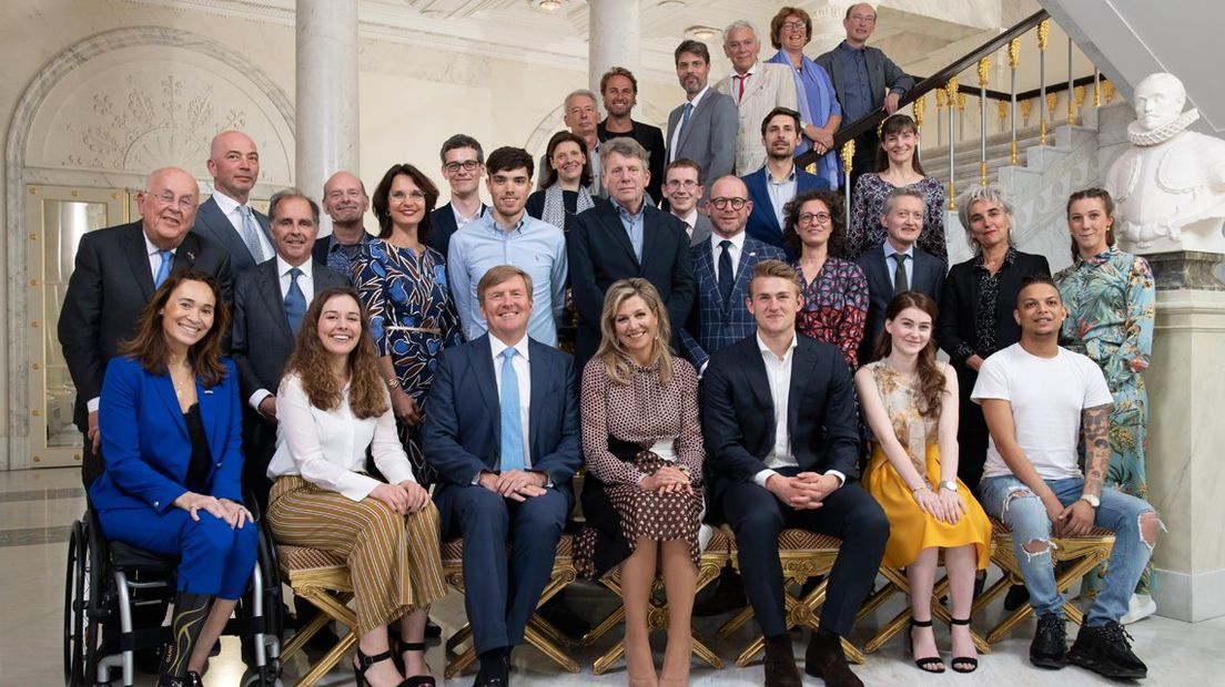 Groepsfoto van koning Willem-Alexander en koningin Máxima met de uitblinkers 