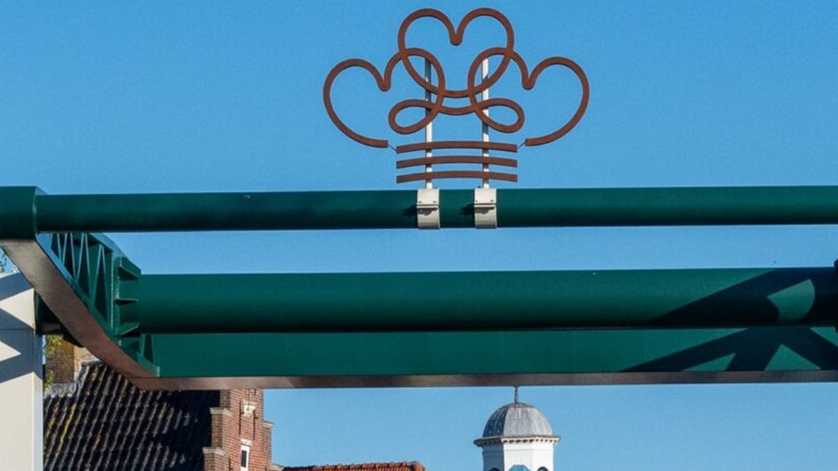 Pompeblêdekroon blijft nog minstens een jaar op brug in Dokkum