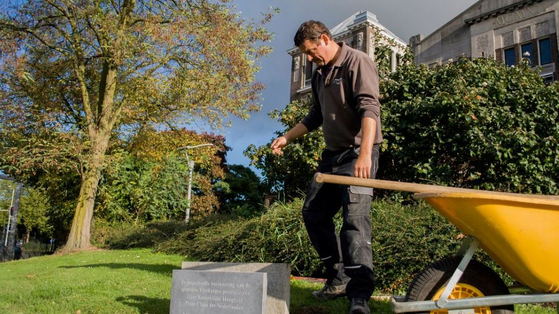 De plaquette die in juli werd onthuld op de Via Gladiola in Nijmegen en die herinnert aan de deelname van prins Claus aan de Vierdaagse, heeft nu een plek. De gedenksteen is geplaatst op het terrein van concertgebouw De Vereeniging.