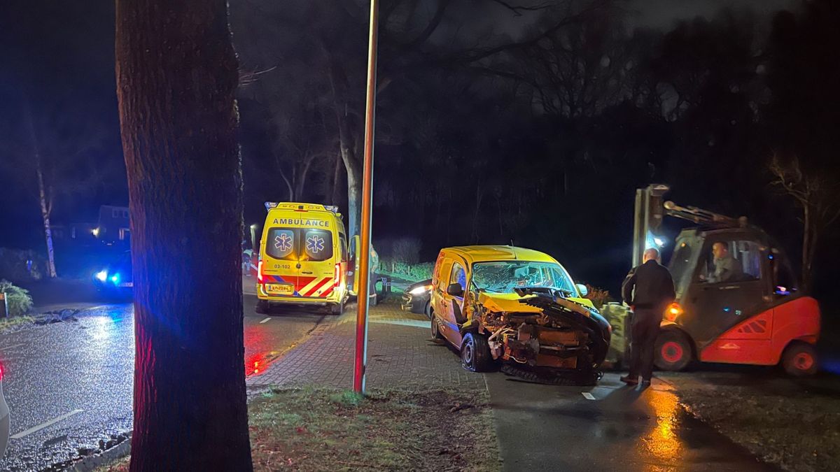 Auto botst tegen boom in Stuifzand