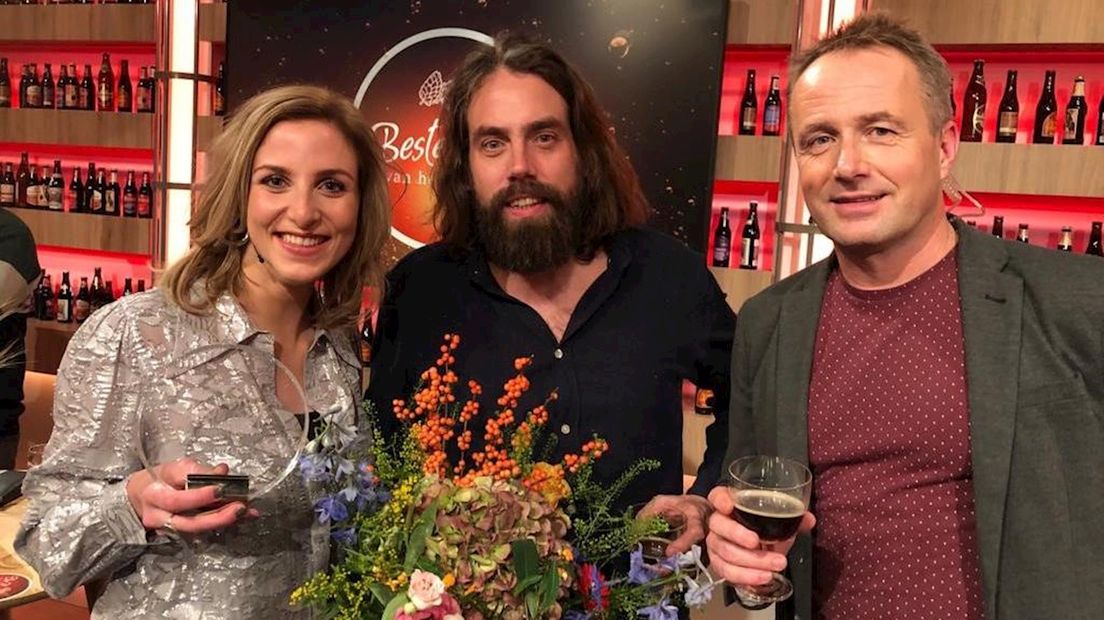 Winnaar Marijn Kroon uit Deventer met presentatoren Bert Eeftink en Lisanne Halleriet