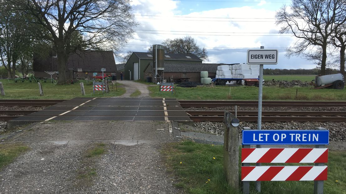 Particuliere onbewaakte overweg bij Terhorst (Rechten: Serge Vinkenvleugel / RTV Drenthe)