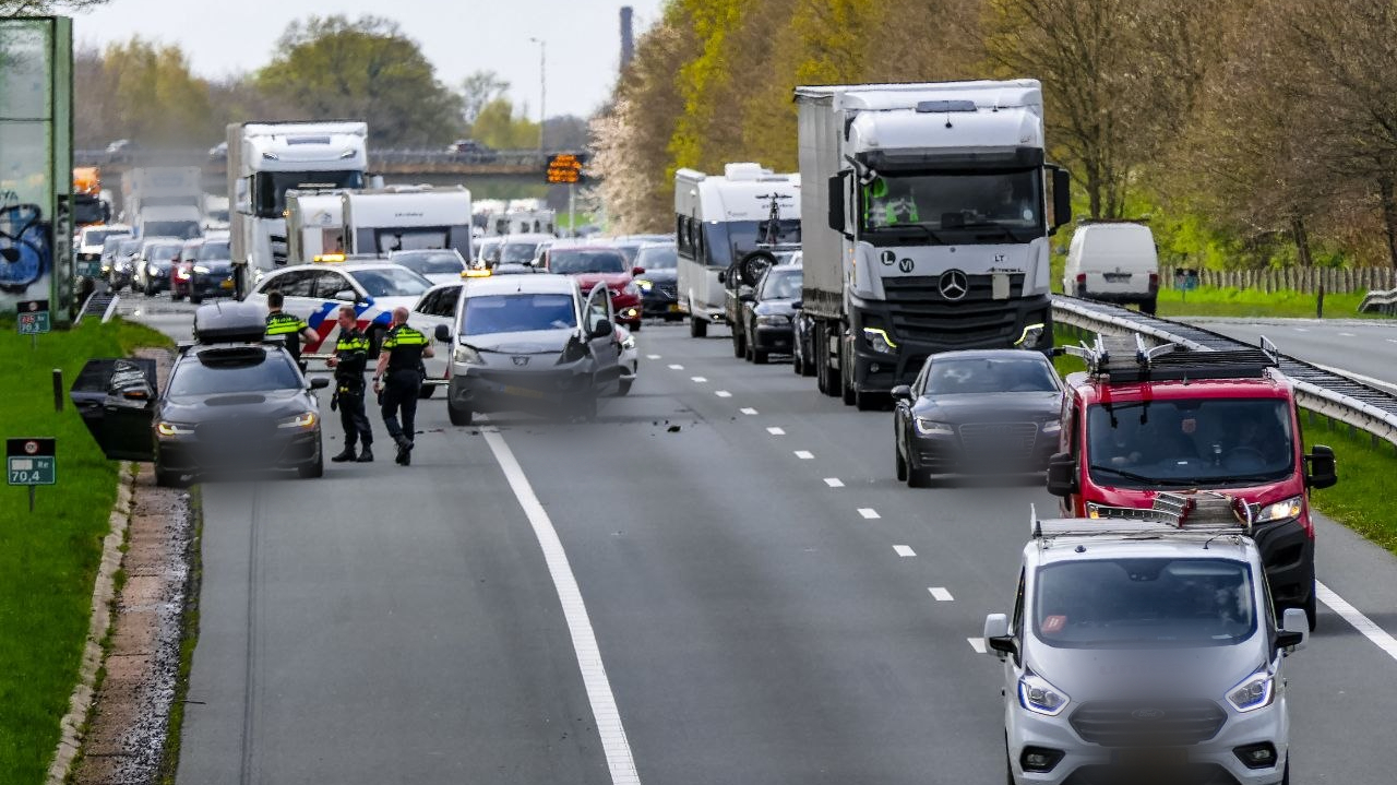 Aanrijding veroorzaakt fikse verkeershinder op A35 bij Enschede.