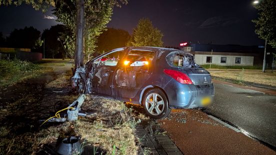 Vrouw zwaargewond uit brandende auto gehaald en naar ziekenhuis gebracht