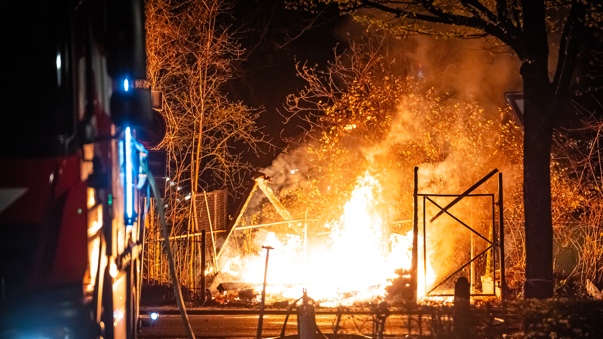 De schuur aan de Kromme Zandweg in Rotterdam is volledig afgebrand.