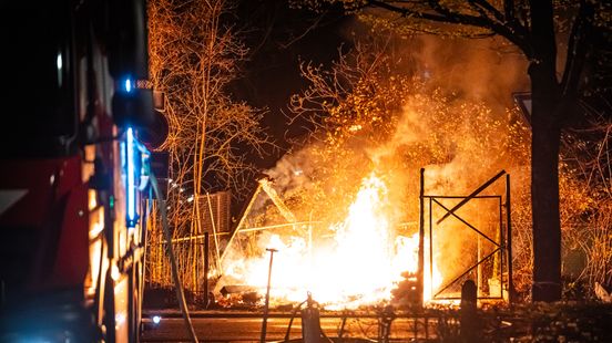 Brand in schuur op terrein van plantenwinkel | Auto belandt in gras na botsing met vrachtwagen. Brand in schuur op terrein van plantenwinkel | Auto belandt in gras na botsing met vrachtwagen.
