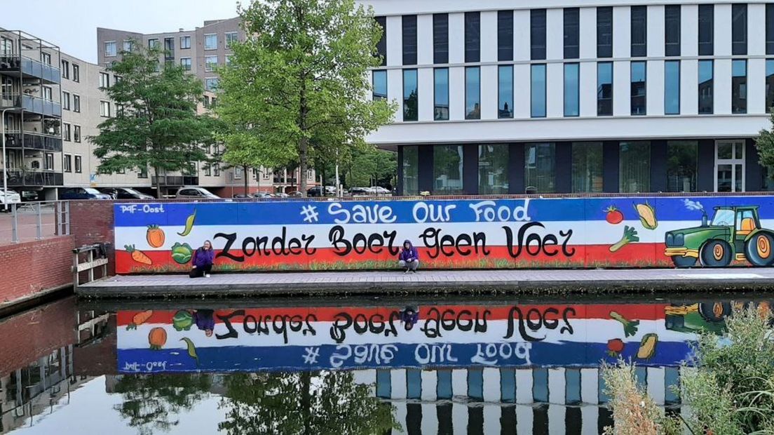 De omgekeerde vlag bij het stadhuis van Almelo