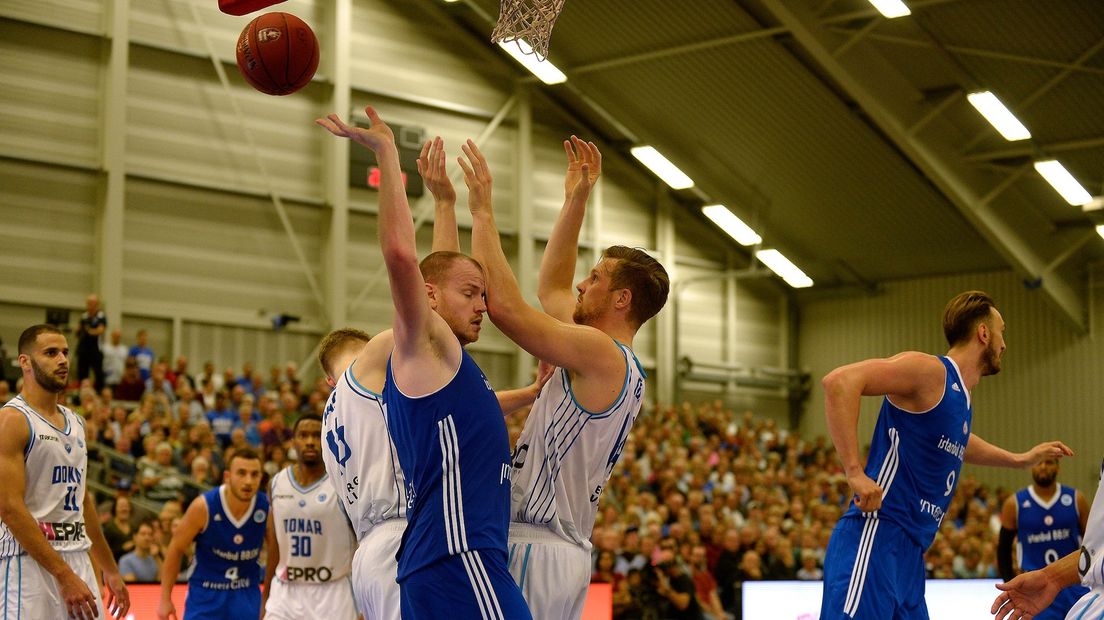 Duel onder de basket tussen Donar-speler Thomas Koenis (witte shirt) en Damian Kulig