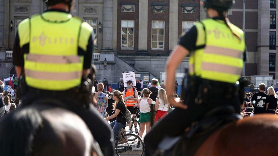 De politie keek op afstand toe.