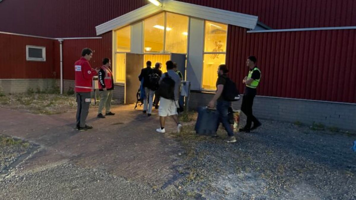 Situatie Ter Apel: Zeventig asielzoekers brengen nacht door in Warffum