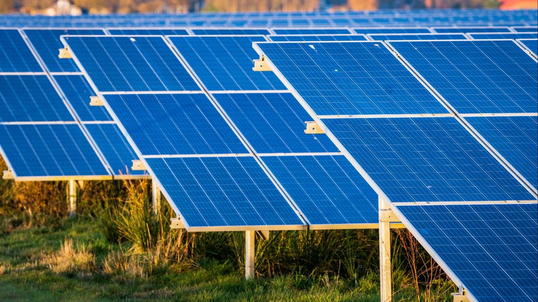 Zonnepanelen op een zonnepark