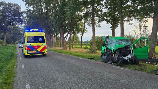 Persoon uit auto bevrijd na botsing op boom bij De Wijk. Persoon uit auto bevrijd na botsing op boom bij De Wijk.