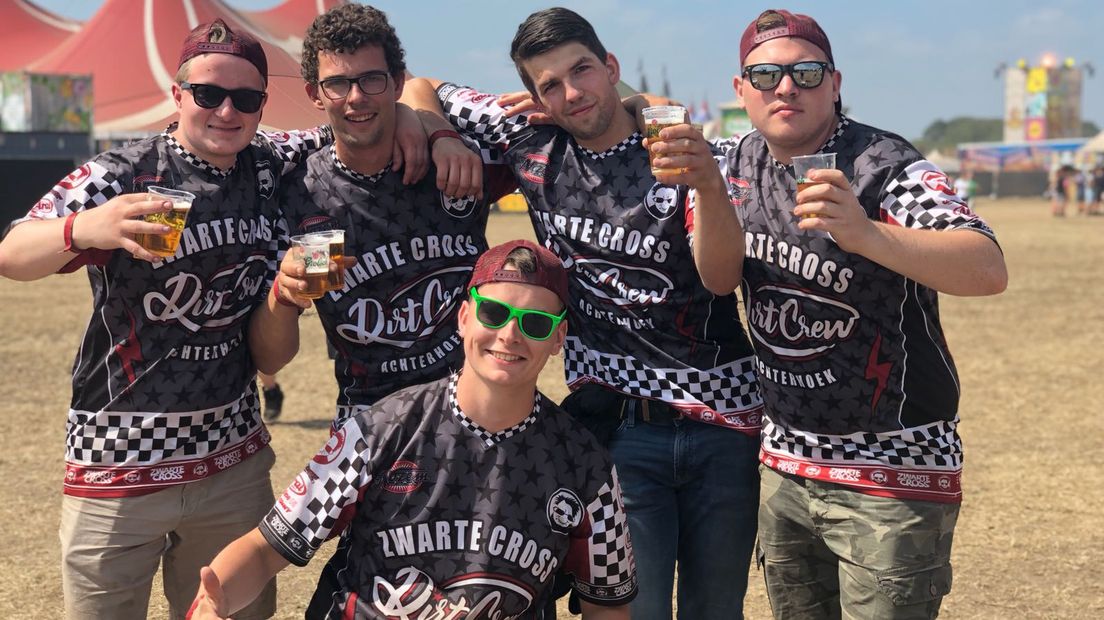 Het is een prachtige dag voor de Zwarte Cross, maar ook wel een tikkie stoffig. In dit liveblog vind je de mooiste momenten van het festival.