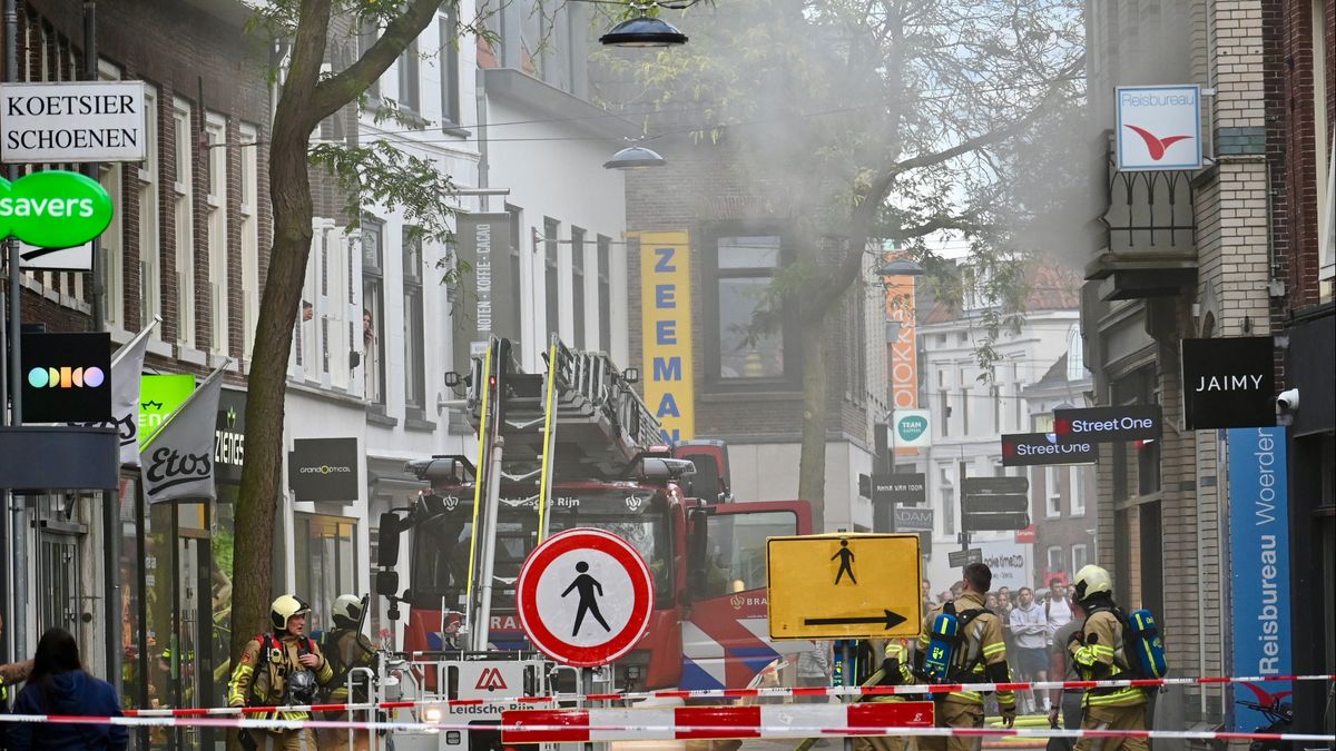 Grote brand bij supermarkt binnenstad Woerden geblust, bewoners van 8 woningen kunnen niet terug
