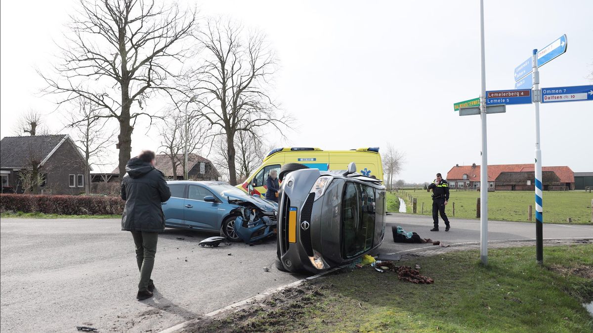 Auto op zijn kant bij Dalmsholte na botsing, één persoon naar ziekenhuis