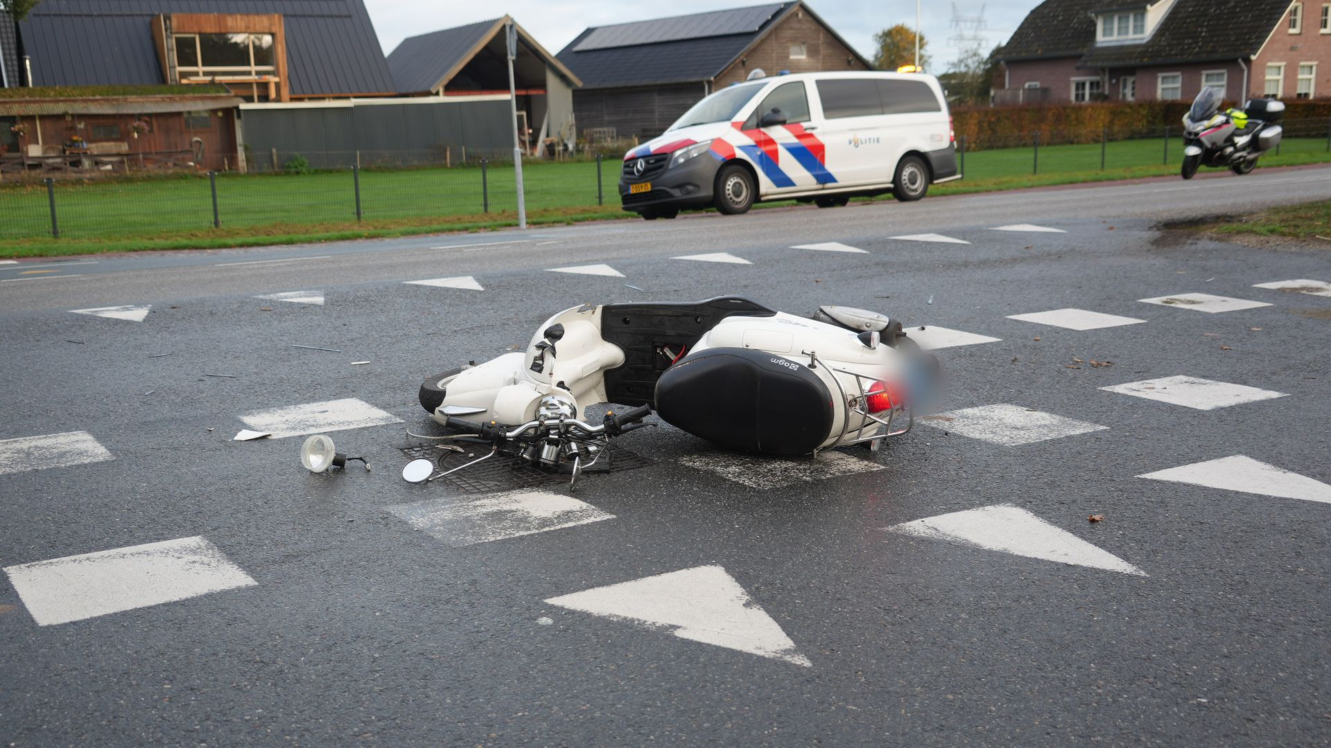 Scooter en auto komen met elkaar in botsing