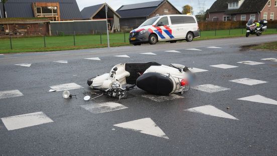 Foto: Scooter en auto komen met elkaar in botsing