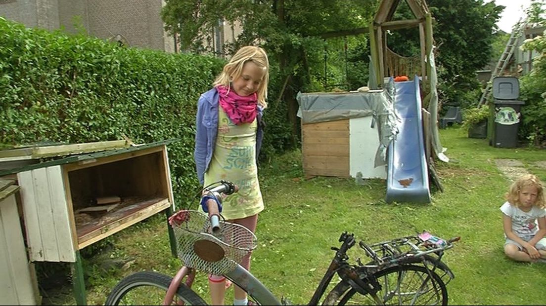 Puck en haar oude fiets.