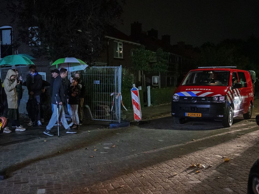 Bewoners van de ontruimde huizen in Spijkenisse stonden in de regen.