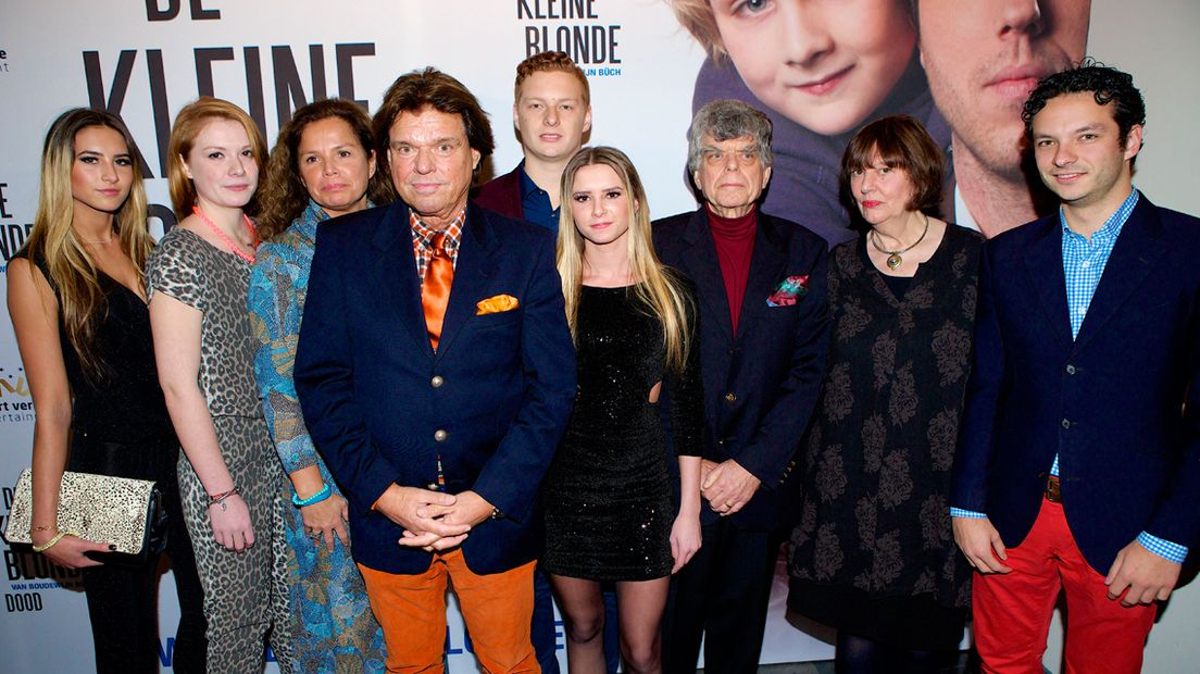 Menno Büch samen met andere leden van de familie op de rode loper voorafgaand aan de premiere van De Kleine Blonde Dood.