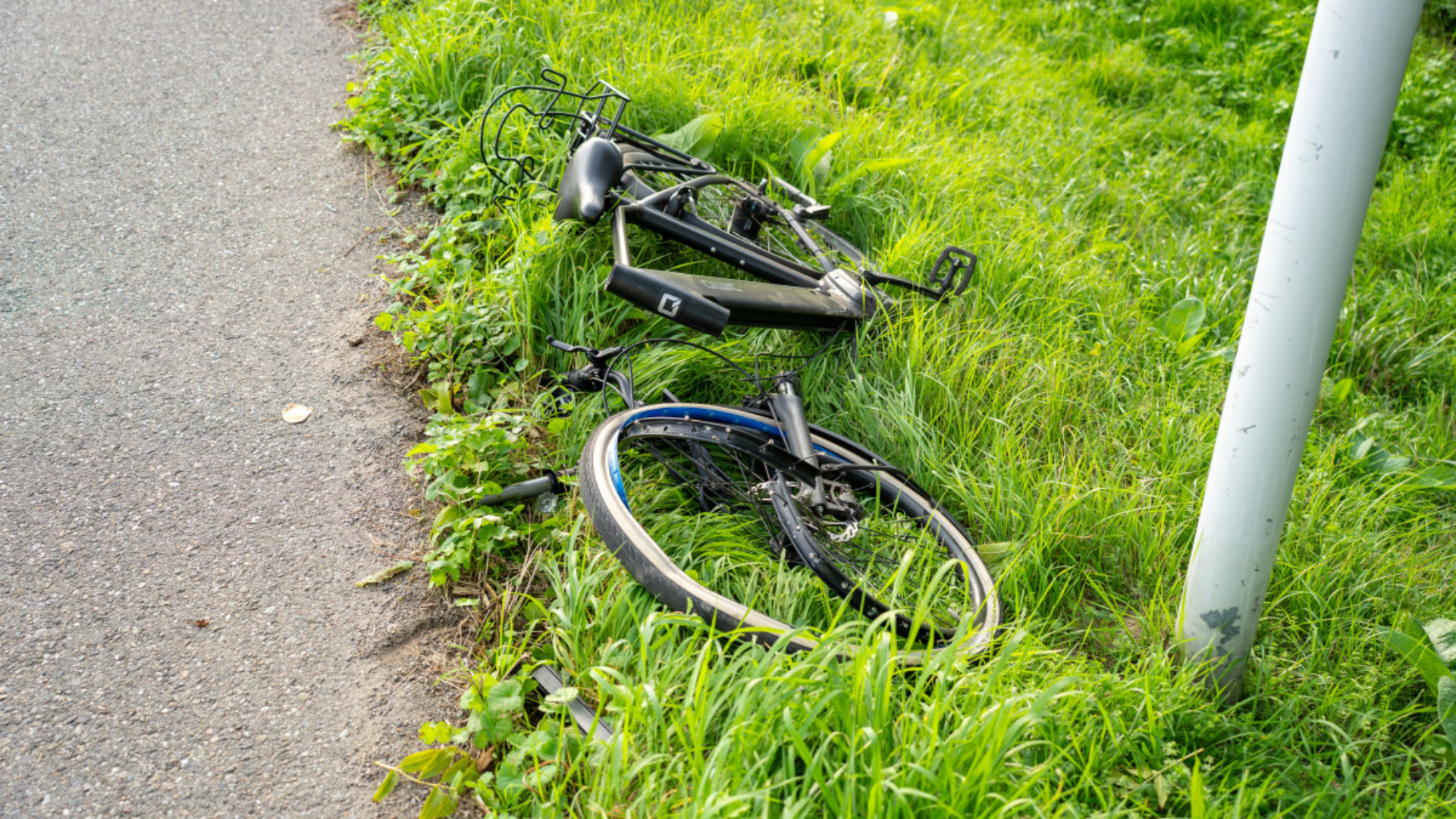 Hoewel de fiets in tweeën brak, raakte de fietser niet gewond bij het ongeval.