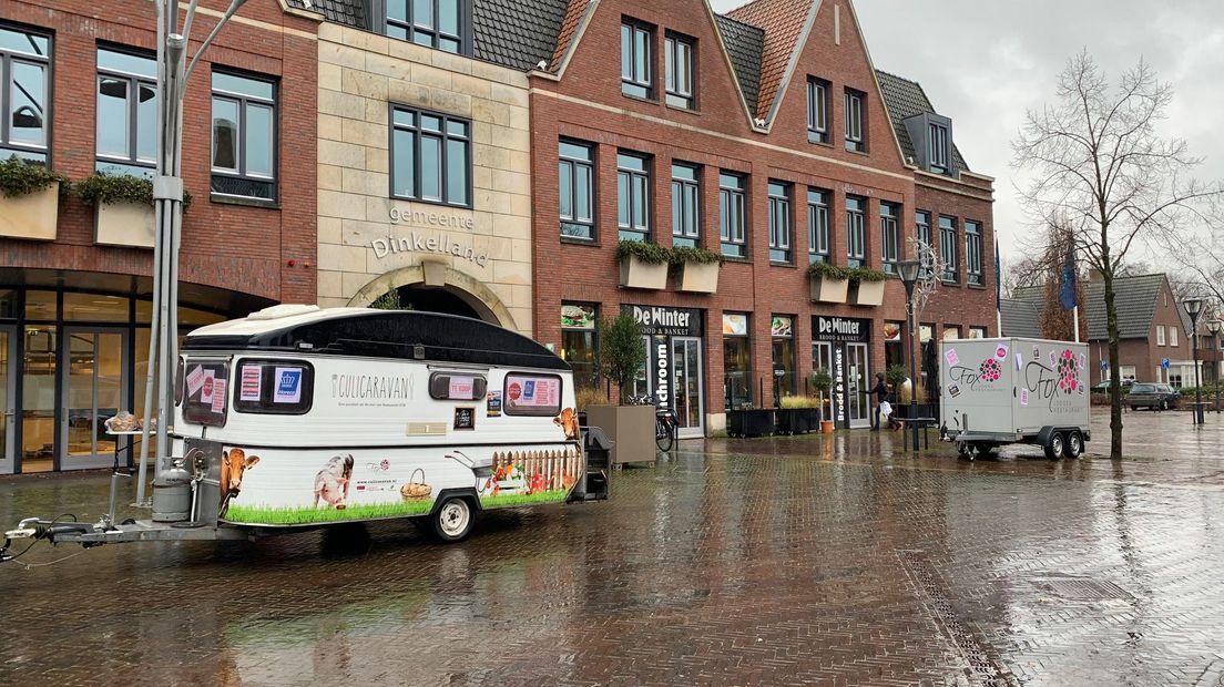 De foodtruck bij het gemeentehuis in Denekamp