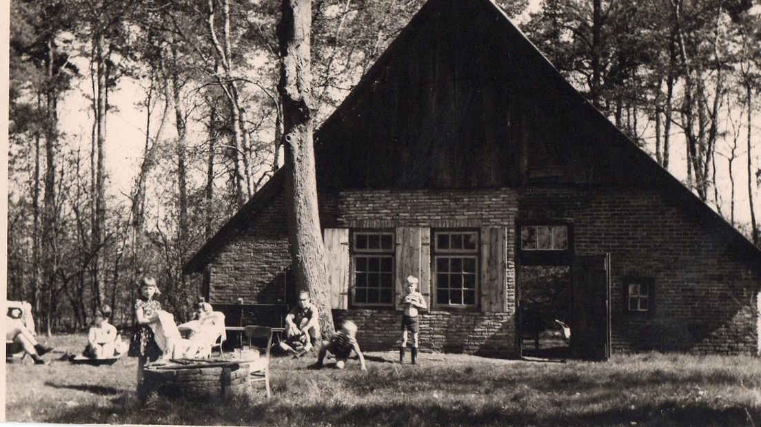De familie Meijer, klussend aan de monumentale boerderij 'De Bommelas' bij Haaksbergen