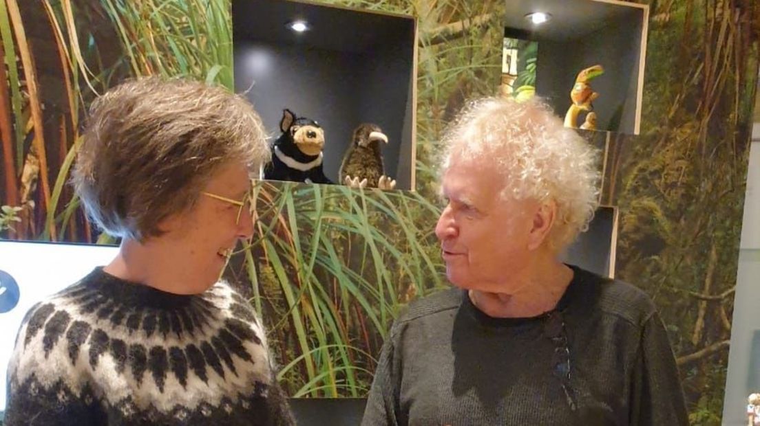 Secretaris Nel Göbel van het Abel Tasman Museum in gesprek met architect Feiko Bouman
