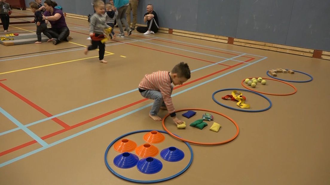 Peuters en wiskunde. Het lijkt geen gelukkige combinatie. 'Laat die kleine kinderen toch lekker spelen', is een veelgehoorde opmerking. Toch zijn de Wiskids van Kinderopvang Humanitas in Zevenaar al op twee- of driejarige leeftijd bezig met rekenen en logisch denken. Tijdens de landelijke Grote Rekendag, vandaag, hebben ze zelfs een hele ochtend waarbij ze in een sporthal met allerlei spelletjes bewegen én rekenen.