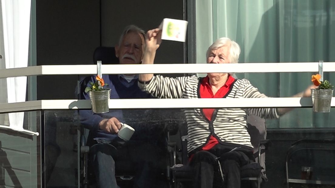 Voor elke oudere een bloemetje: de Elburg Foundation verraste woensdagmiddag vier verzorgingstehuizen in de gemeente Elburg. Bij Het Nieuwe Feithenhof, de Voord, Mariposa en Hart van Thornspic bezorgde de organisatie in totaal 300 bossen tulpen. 'Zo willen we laten merken dat we nog steeds aan onze ouderen denken.'