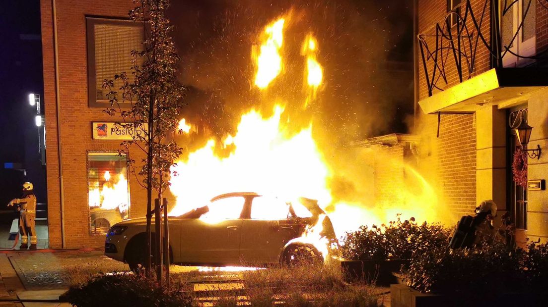 Brandende auto op de stoep bij René Karst