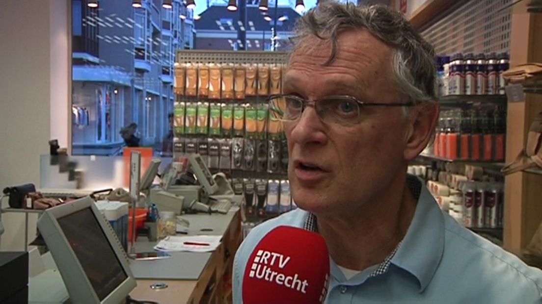 Personeel van schoenenwinkel VanHaren zag de man afgevoerd worden.