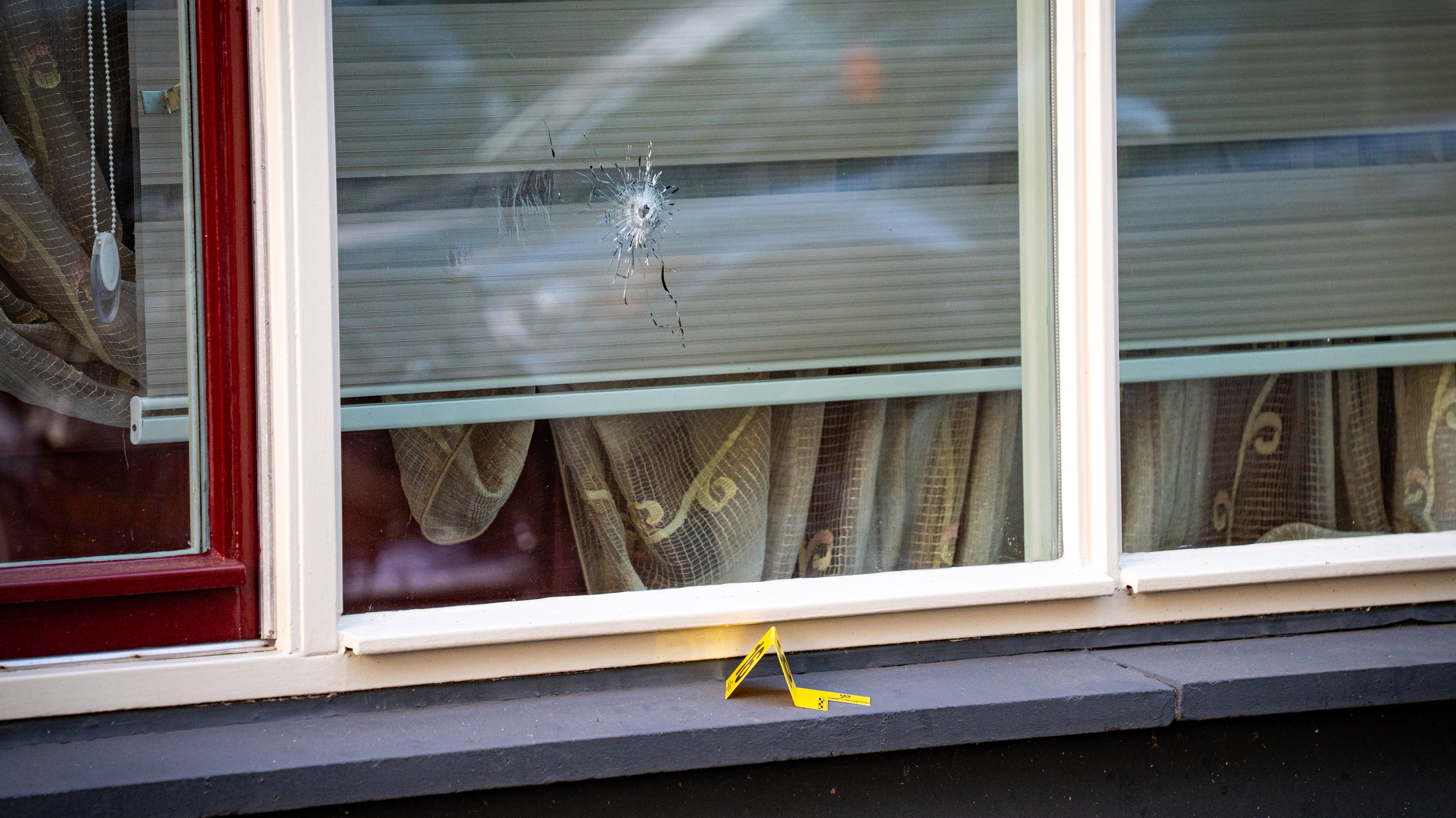 Een kogel raakte de ruit van een woning